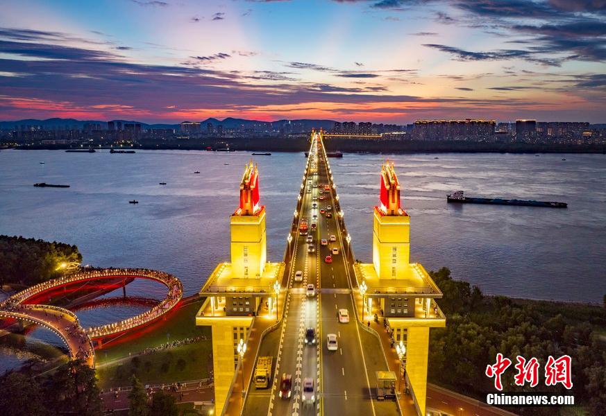 南京長(zhǎng)江大橋の煌めく夜景　江蘇省