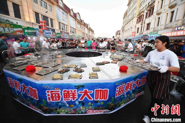 市民のナイトライフに「風(fēng)味を添える」海鮮祭り　山東省青島