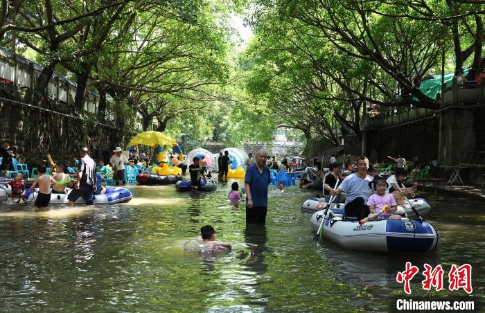 川床料理ならぬ川床麻雀？猛暑続く重慶で川が人気納涼スポットに