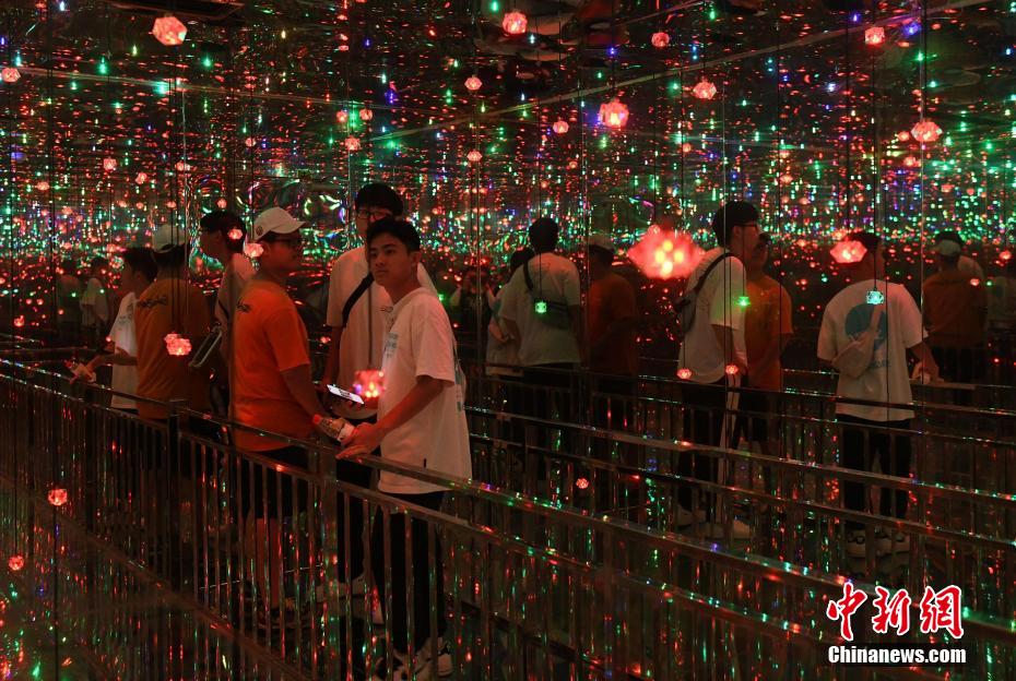 星空蕓術(shù)館でモダンアート鑑賞　重慶