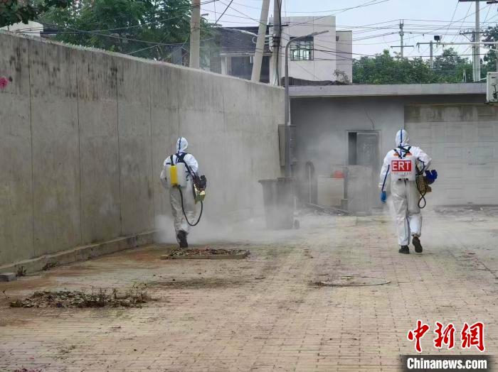 8月7日、涿州市の市街地で消毒作業(yè)を行う赤十字會のボランティア（撮影?崔漢鵬）。