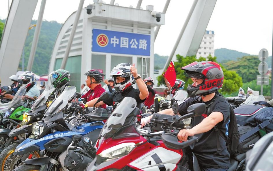 中國?ベトナム國境の河口口岸に今年初のバイクツアーが到著　雲(yún)南省