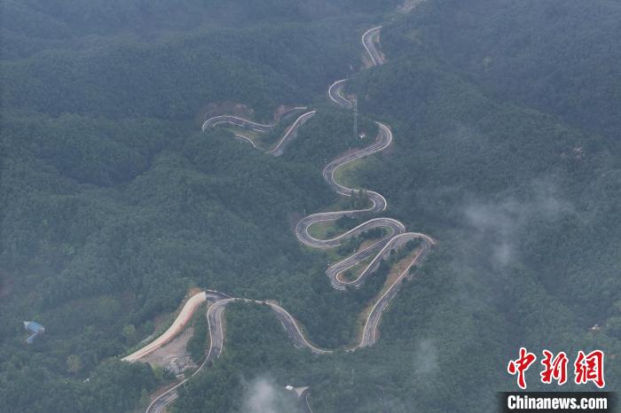 5キロでカーブが48ヶ所！銀色の蛇のように山肌を蛇行して進(jìn)む道路　河南省