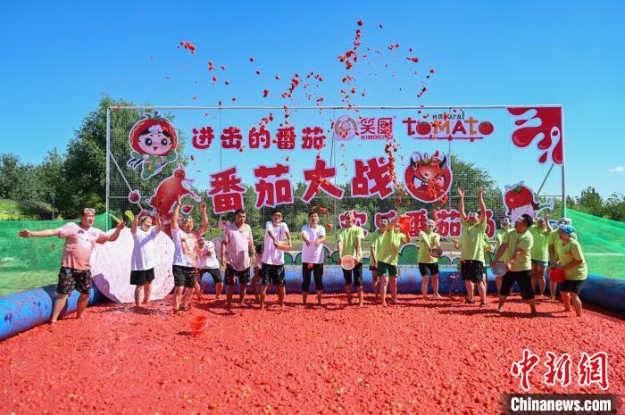 第1回トマト祭りでトマト合戦を體験　新疆昌吉