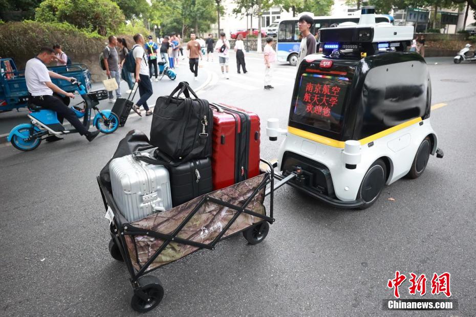 自動運転車が新入生の荷物を運ぶ！ハイテク感満載な南京航空航天大學　江蘇省