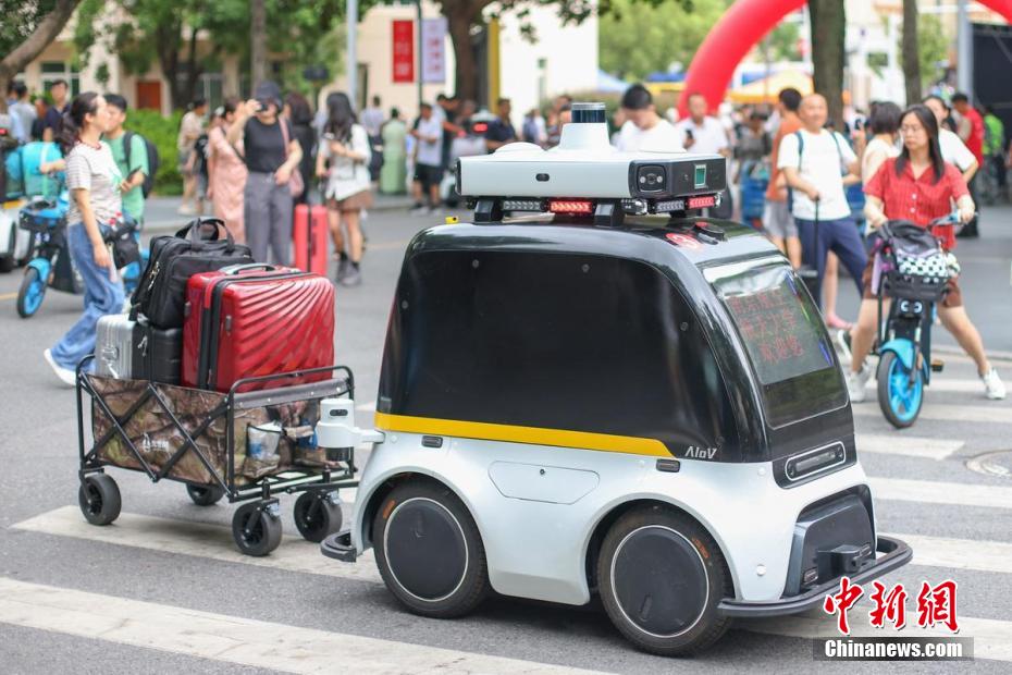 自動運転車が新入生の荷物を運ぶ！ハイテク感満載な南京航空航天大學(xué)　江蘇省