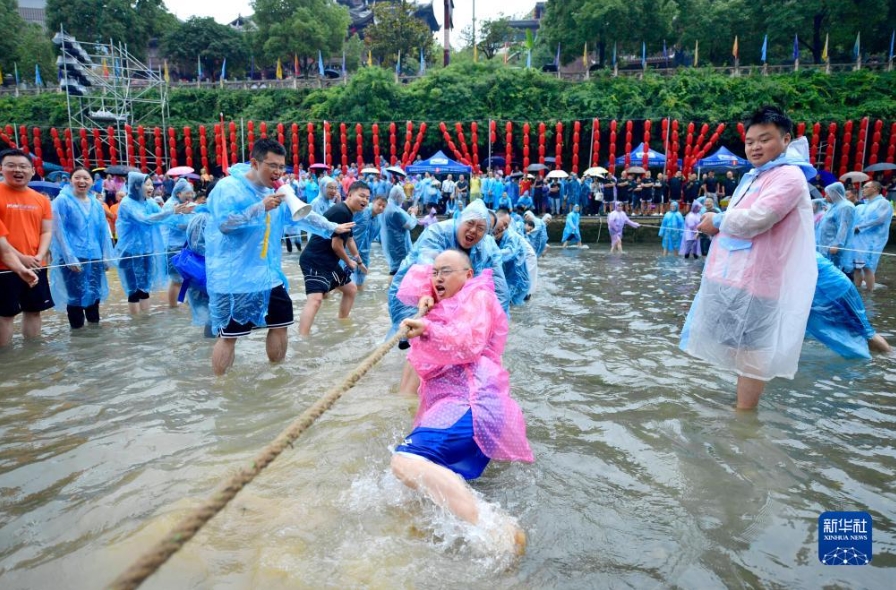 楽しくて涼しい？湖北省の貢水河で水中綱引イベント