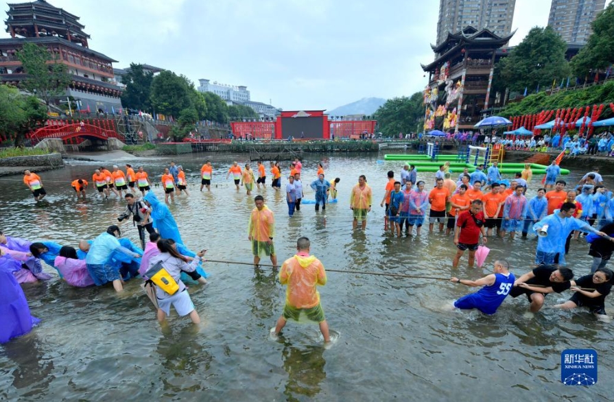 楽しくて涼しい？湖北省の貢水河で水中綱引イベント