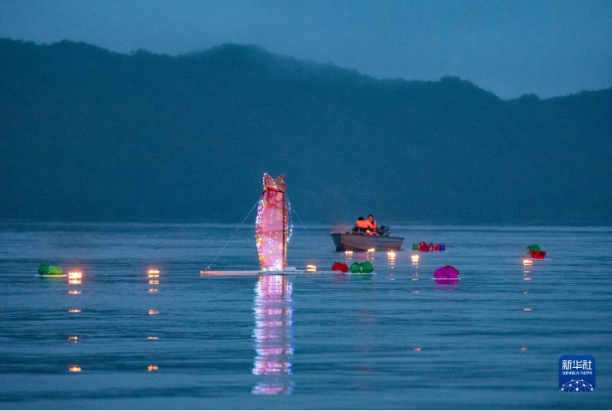 烏蘇里河（ウスリー川）に流された燈籠（8月30日撮影?謝剣飛）。