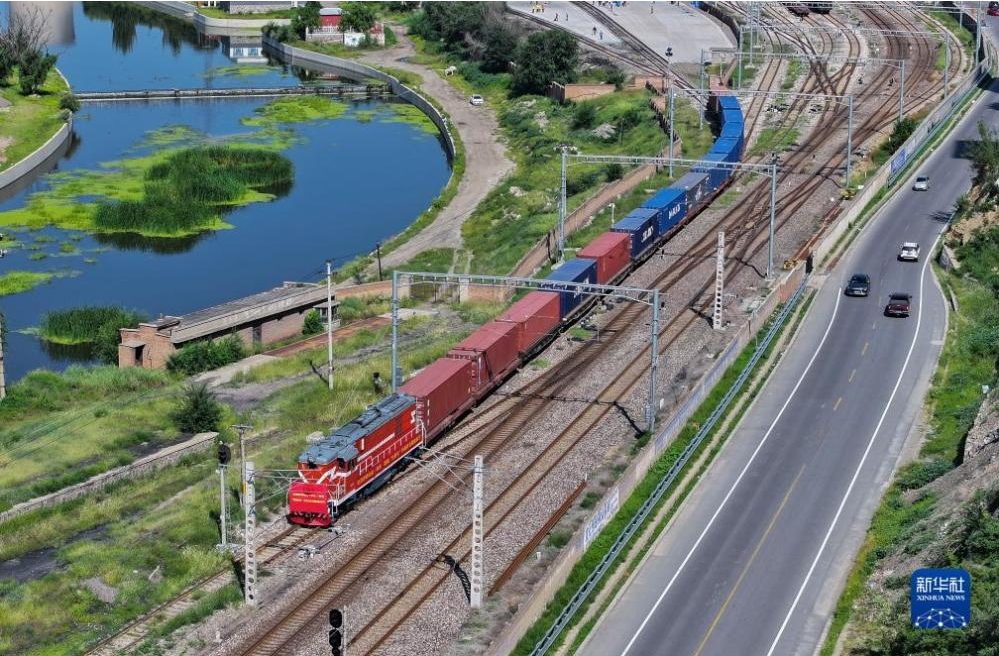 8月29日、河北省張家口市の下花園鉄道貨物場を出発する初の中歐（中央アジア）班列「京張?zhí)枴梗ē丧愆`ンによる撮影?武殿森）