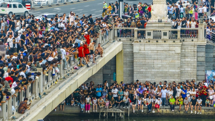 2023年9月3日、天津市獅子林橋の飛び込みスポットに集まった大勢の市民や観光客。秩序を維持し、赤いベスト姿の安全確保ボランティアスタッフは地元の飛び込み愛好者。