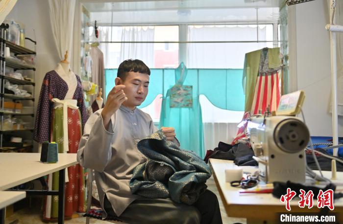 「90後」の漢服仕立屋が一針一針縫い上げた漢服の伝統(tǒng)美　吉林省