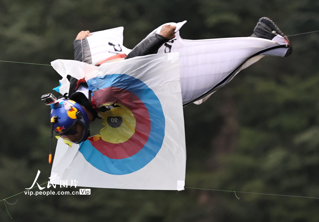 天門山にウイングスーツフライングのトップ選手が集結(jié)　湖南省張家界