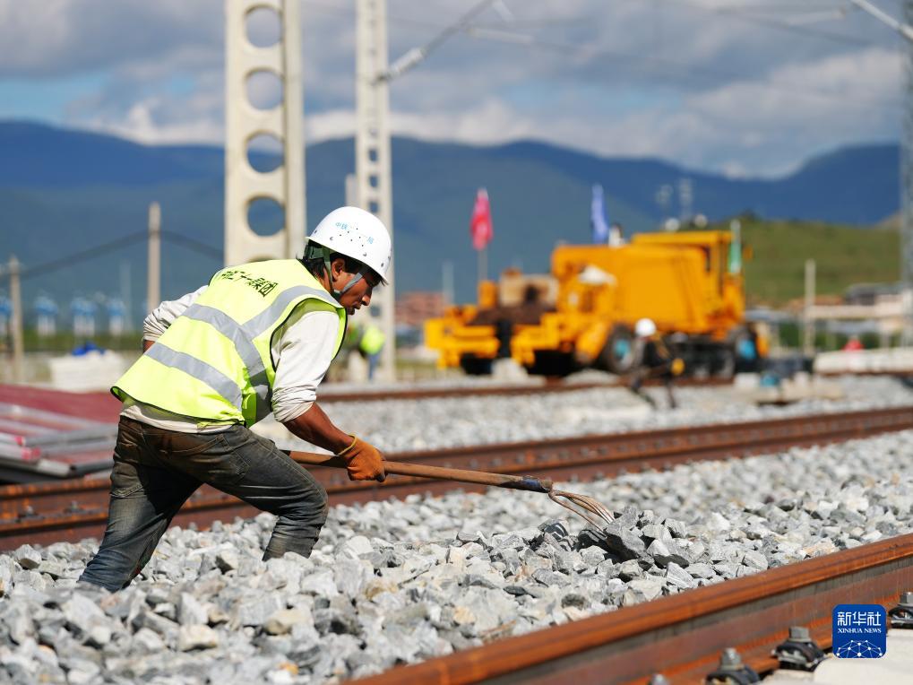 滇蔵鉄道の麗江-香格里拉區(qū)間で全線のレール敷設(shè)が完了