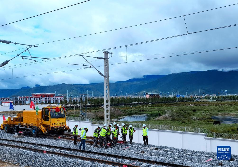 滇蔵鉄道の麗江-香格里拉區(qū)間で全線のレール敷設(shè)が完了