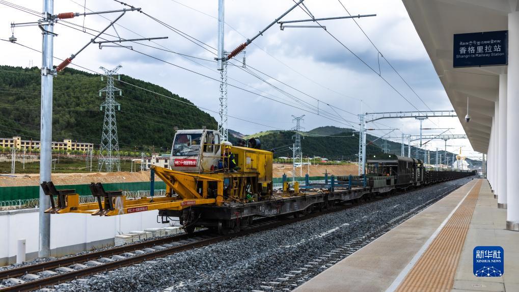 滇蔵鉄道の麗江-香格里拉區(qū)間で全線のレール敷設が完了