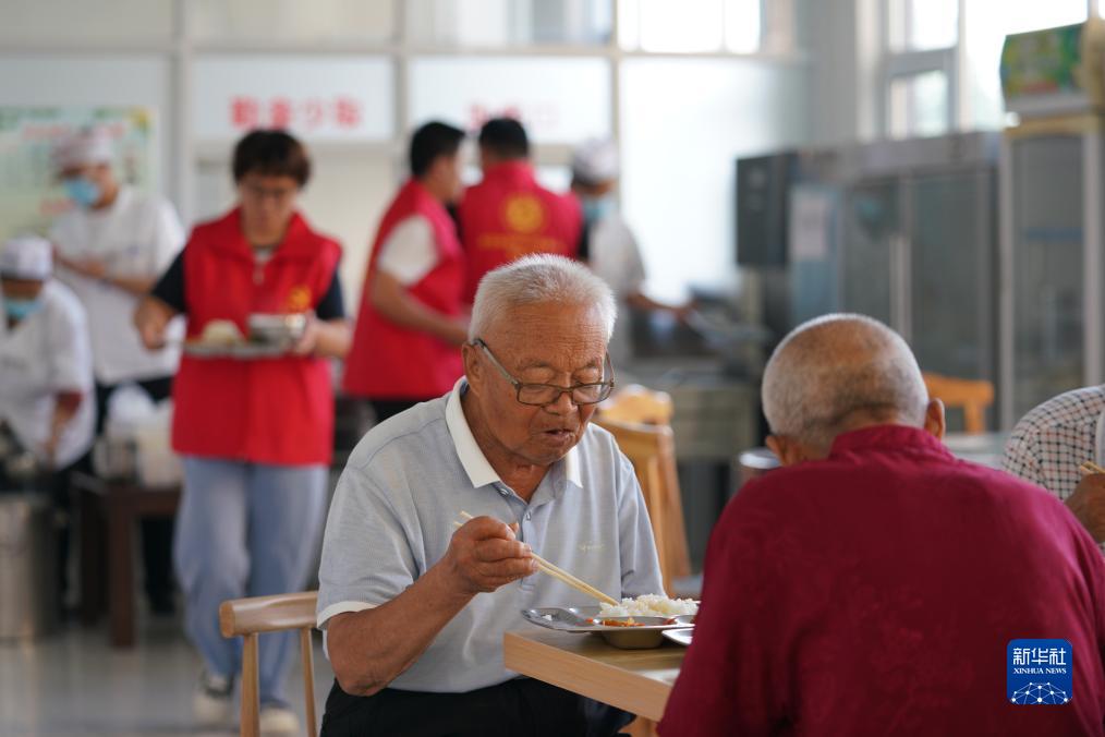 高齢者たちの食事問(wèn)題を解決する「シニア食堂」　河北省南宮