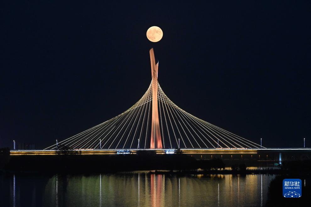 中國各地の夜空に浮かんだ中秋の名月