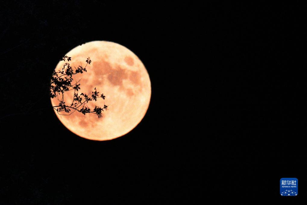 中國各地の夜空に浮かんだ中秋の名月