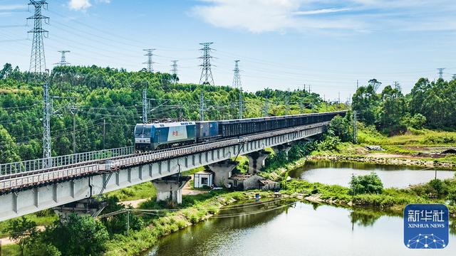 10月2日、貨物を満載した列車(chē)が欽州港東駅を出発するところ。（撮影?張愛(ài)林）