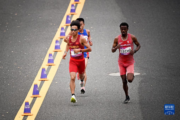 男子マラソンで中國の何傑選手が優(yōu)勝　杭州アジア大會(huì)