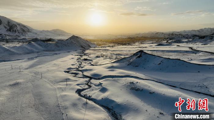 雄大で美しい秋の雪景色　青海省都蘭