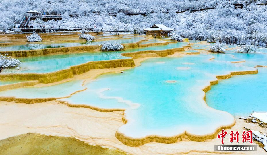 雪化粧を施された美しい黃竜景勝地　四川省