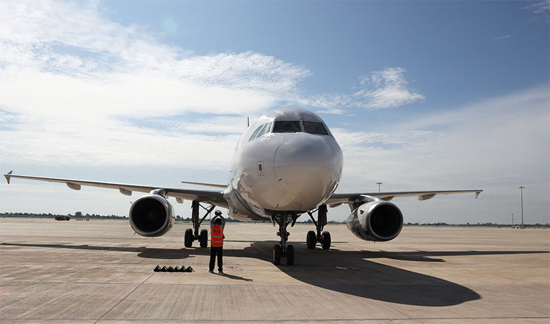 バンコク?エアウェイズが運航したシェムリアップ?アンコール國際空港の最初の到著機。（寫真提供はアンコール國際空港投資<カンボジア>有限公司）