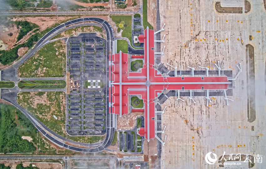 シェムリアップ?アンコール國際空港の航空寫真。（撮影?胡雲(yún)龍）