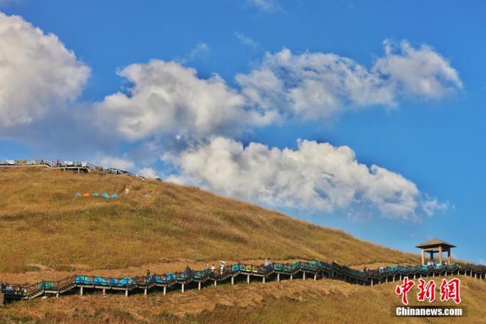 江西省の武功山の草地に設(shè)置された遊歩道を登る観光客（撮影?劉力鑫）。