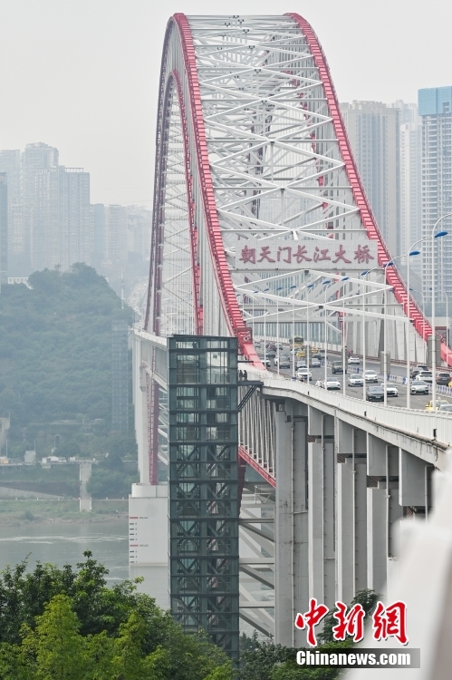 朝天門(mén)長(zhǎng)江大橋にエレベーター設(shè)置、市民の移動(dòng)が便利に　重慶