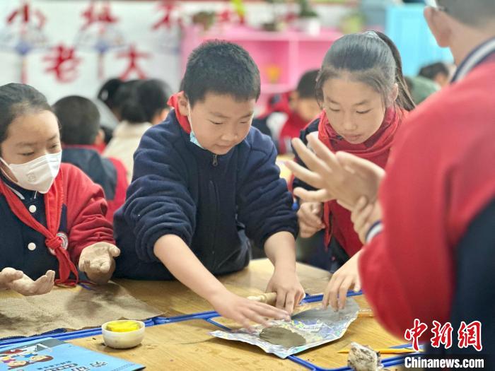 「本物そっくり！」小學(xué)生が公開(kāi)授業(yè)で粘土細(xì)工の「料理」づくり　青海省西寧市