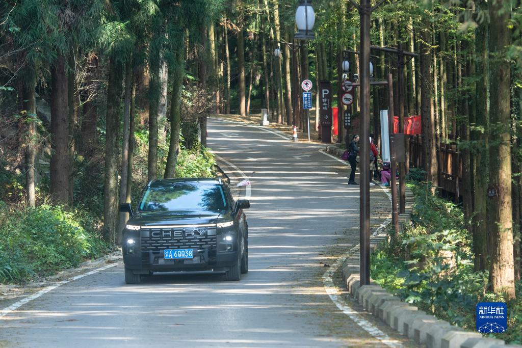 山に活気をもたらす「178環(huán)狀線道路」　重慶