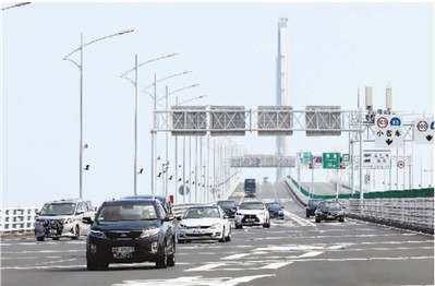 港珠澳大橋を走行する車（撮影?黃國保）。