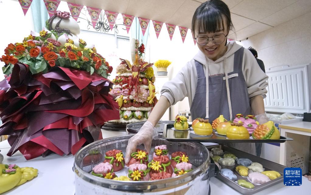 飾り蒸しパンの「花饃」攜え北京に進出した山東省出身の女性