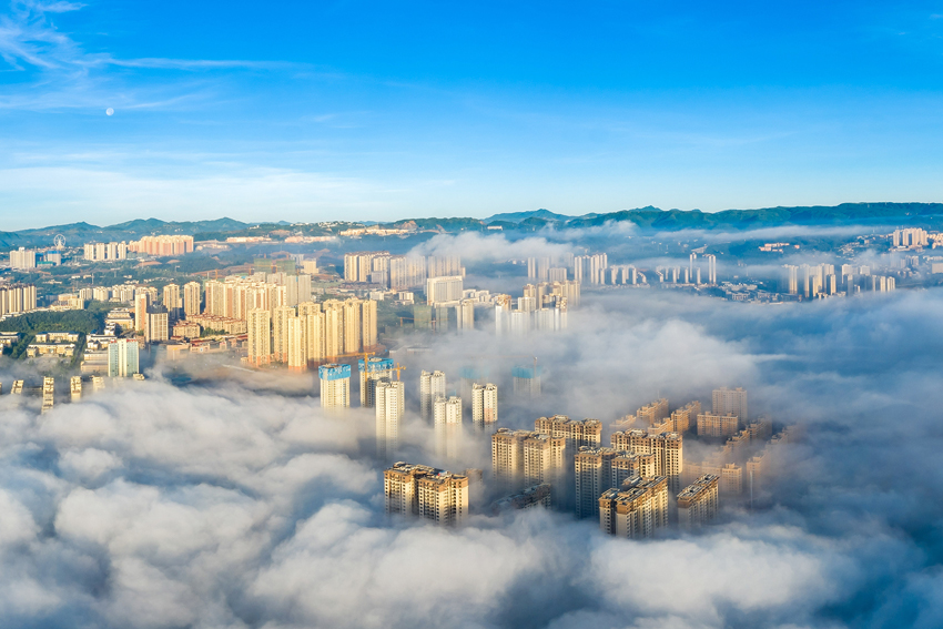 美しい朝焼けと雲(yún)や霧が漂う幻想的な雲(yún)南省鎮(zhèn)雄