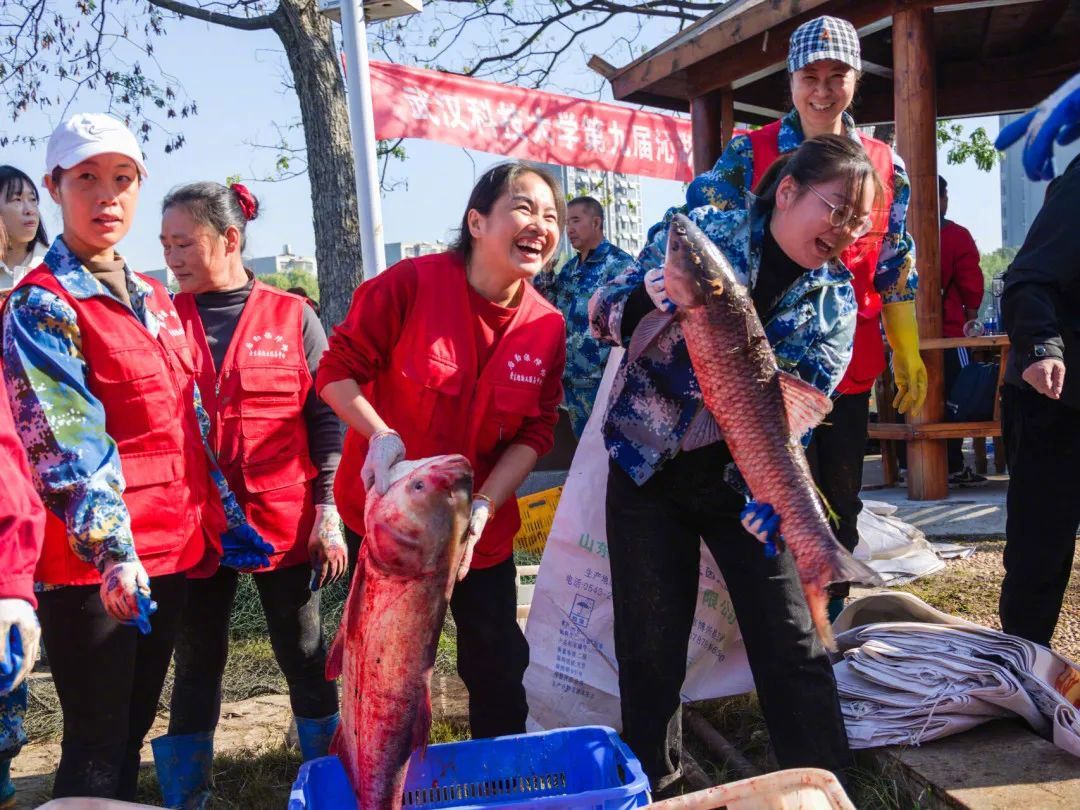 魚を食べよう！湖北省の武漢科技大學(xué)で魚捕り＆グルメイベント