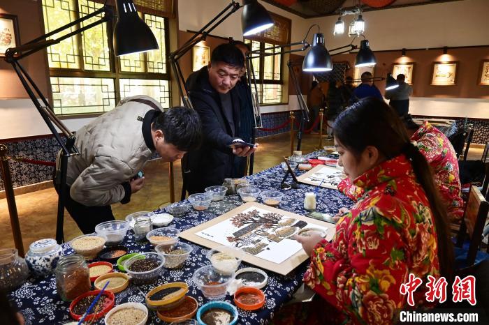 様々な穀物などを使って描く「館陶糧畫」　河北省邯鄲