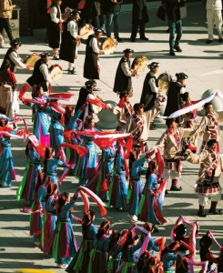 11月28日、茂県駅でダンスを踴って列車の開通を祝う各少數(shù)民族の人々。