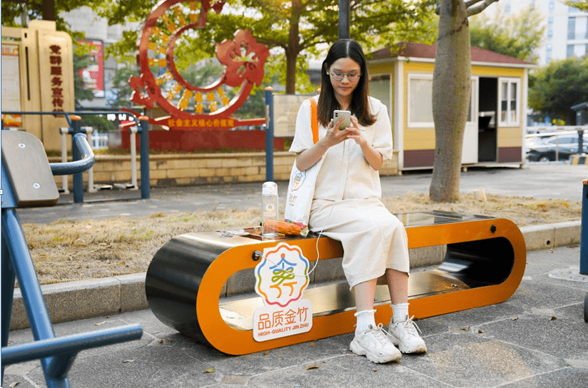 広州市増城區(qū)荔城街金竹コミュニティのスマートベンチ（寫真提供?金竹コミュニティ）。