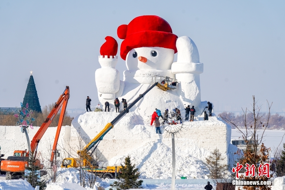 半分ほど出來上がり、姿を現(xiàn)しつつある巨大雪だるま（撮影?趙宇航）。