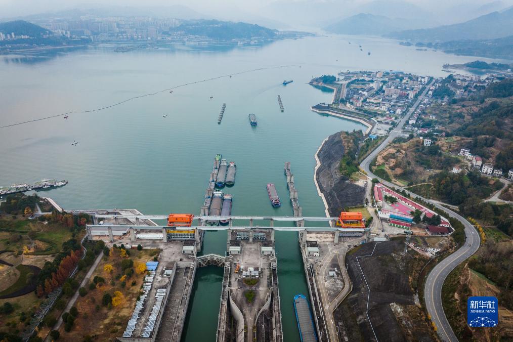 三峽雙線五段式閘門を順に通過していく船舶（12月1日、ドローンによる撮影?伍志尊）。