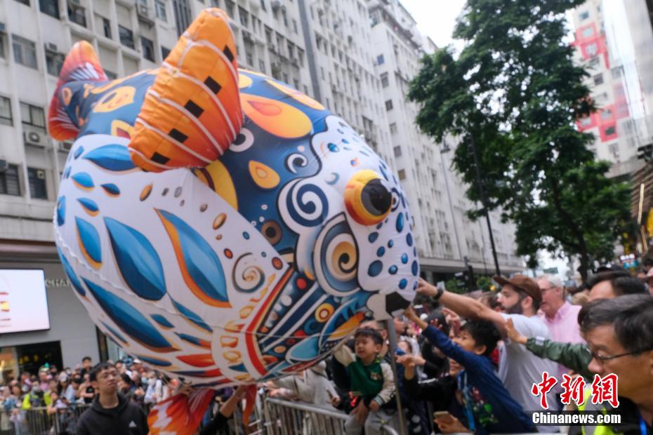 銅鑼灣で蕓術(shù)カーニバルパレード　香港特區(qū)