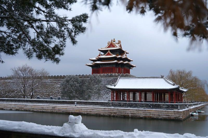 北京に初雪　雪化粧を施した故宮角樓