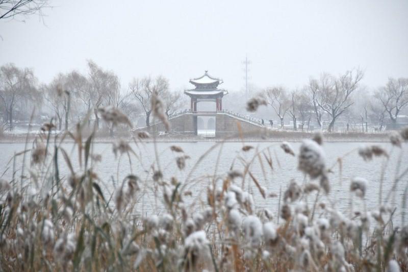 北京に初雪　雪化粧を施した故宮角樓