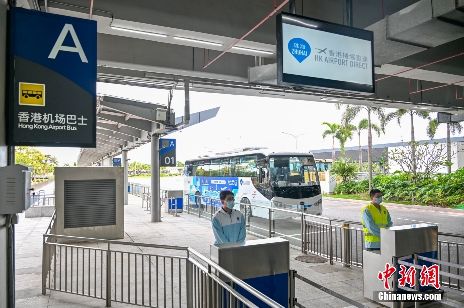 「経珠港飛」政策の施行を控えた港珠澳大橋珠海公路口岸を取材