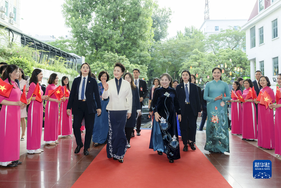 彭麗媛夫人がベトナム共産黨書記長夫人とベトナム女性博物館を見學(xué)