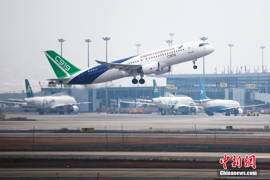 離陸するC919機（撮影?殷立勤）。