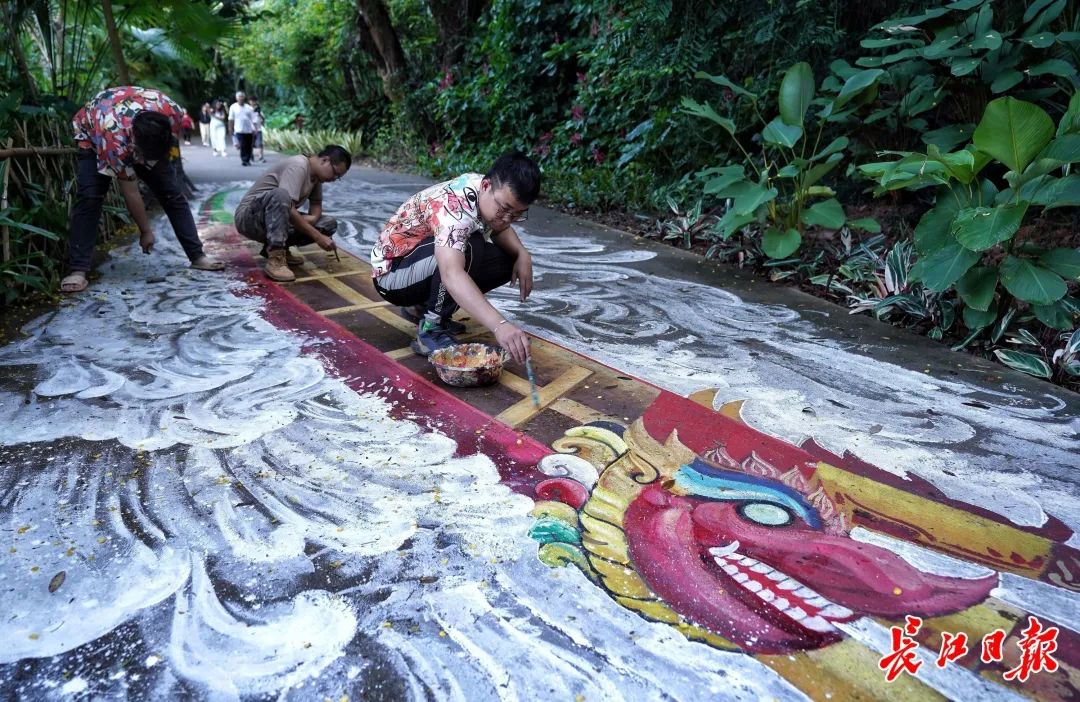 道路に立體アートを描く巖さん率いるチーム。