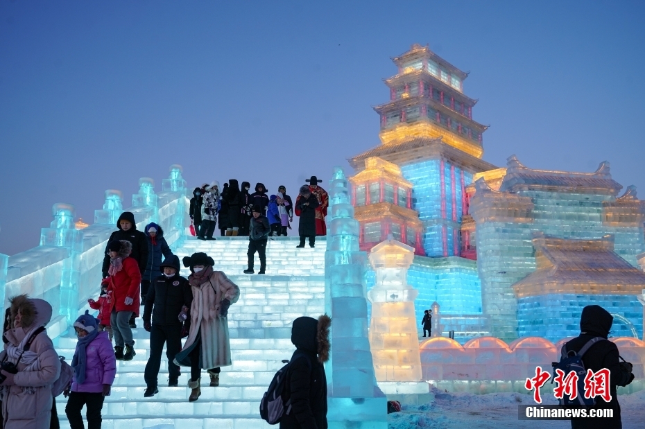 哈爾浜氷雪大世界がプレオープン！第一陣の來園客を迎える　黒竜江省